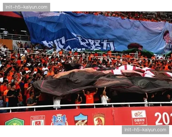 现场花絮：马赛球迷巨型Tifo覆盖韦洛德罗姆球场看台
