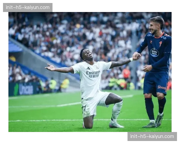 塞尔塔官方宣布与队长阿斯帕斯续约一年，新约至2027年夏